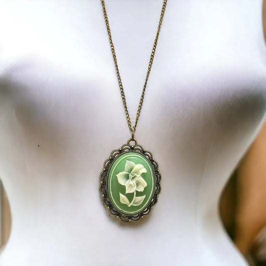 Madamlili bronzen ketting met xl 70’s vintage cameo hanger.