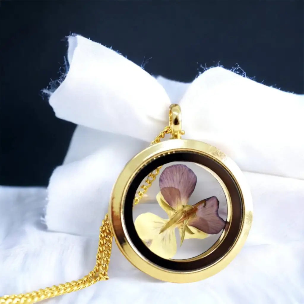 Madamlili bloemenketting met geperste viooltjes. - sieraden