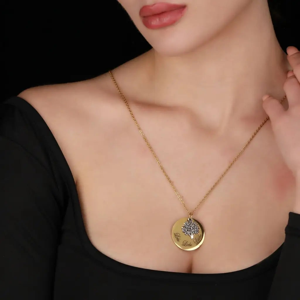 Madamlili vergulde ketting met gegraveerde hanger