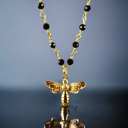Madamlili onyx edelsteen ketting met bijenhanger goud.