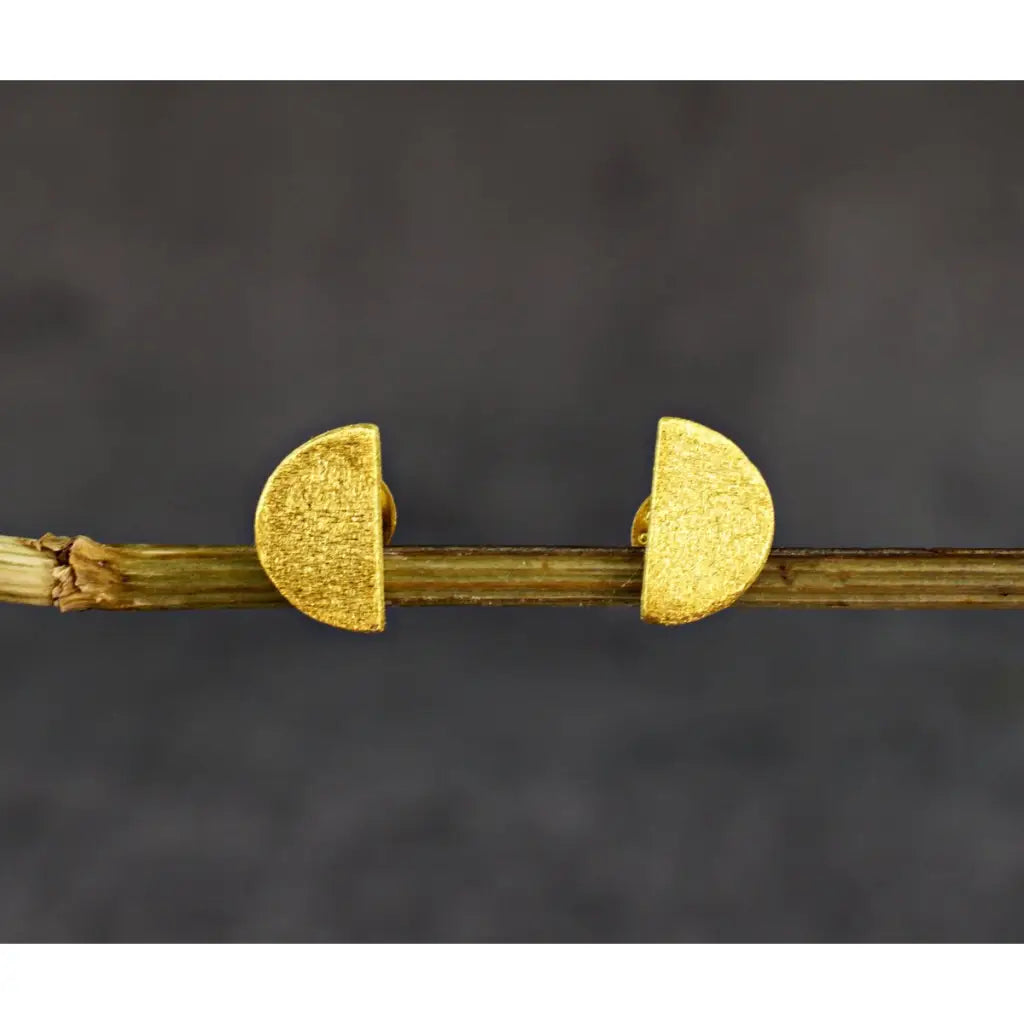 Madamlili 925 sterling vergulde mini oorknopjes halve maan.