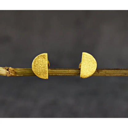 Madamlili 925 sterling vergulde mini oorknopjes halve maan.