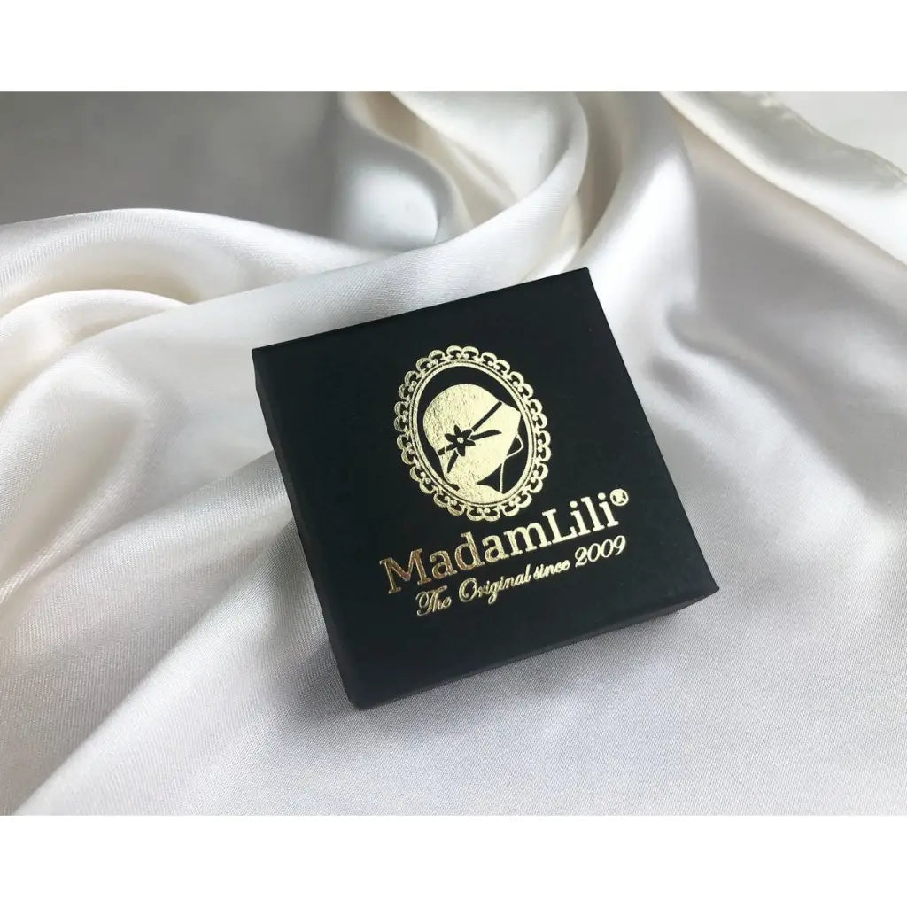 Madamlili 925 sterling vergulde mini oorknopjes halve maan.