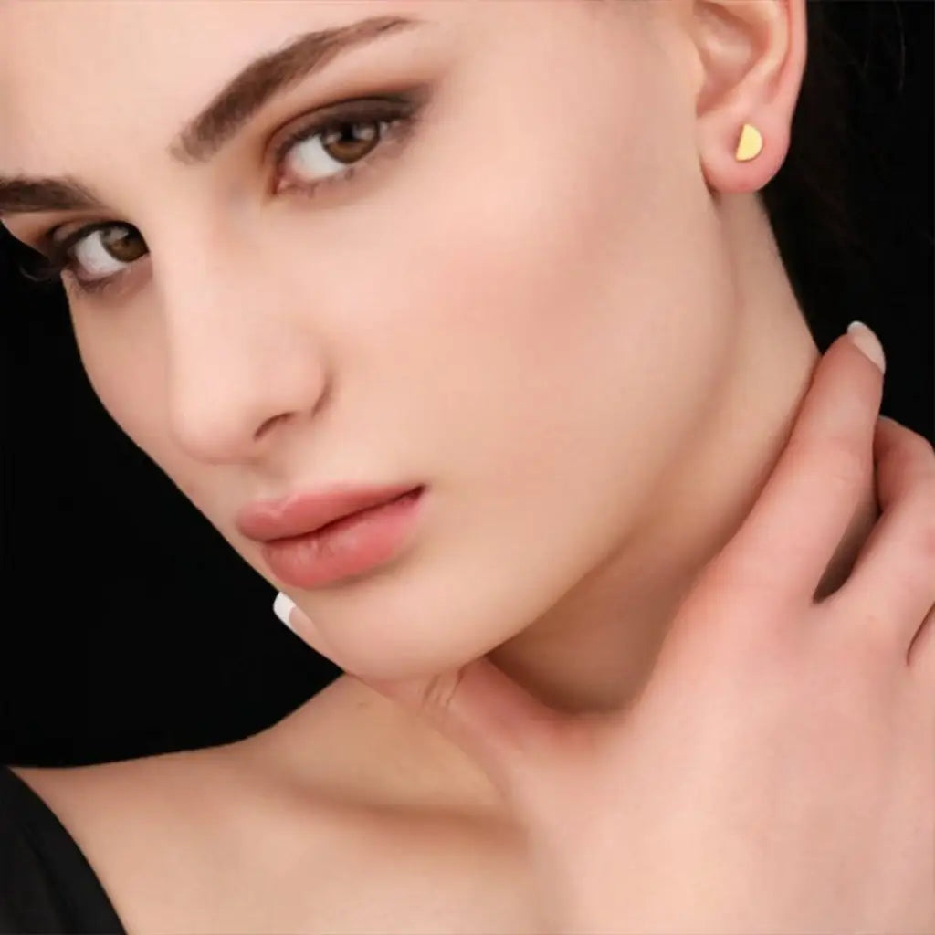 Madamlili 925 sterling vergulde mini oorknopjes halve maan.