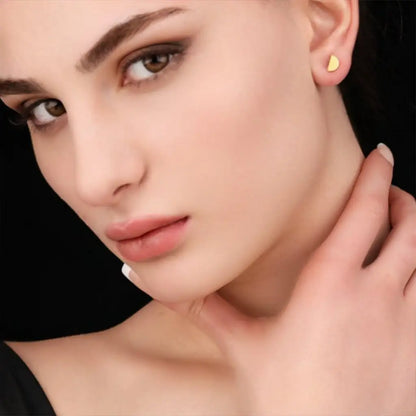 Madamlili 925 sterling vergulde mini oorknopjes halve maan.