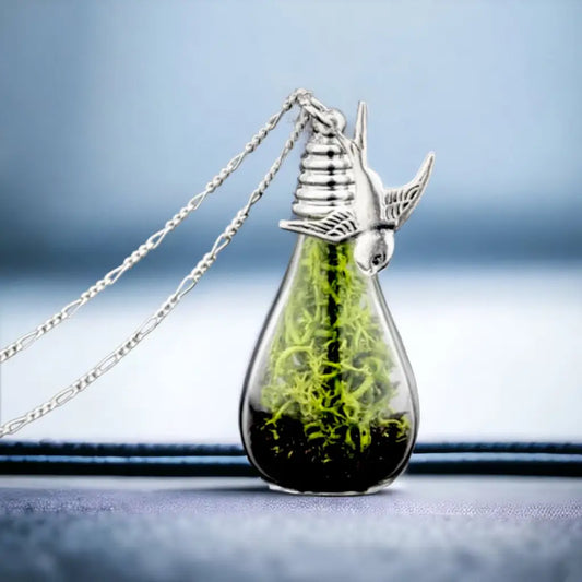 Madamlili echte moss + earth zilveren ketting met zwaluw.