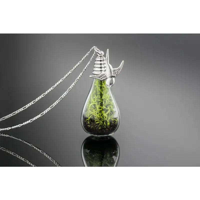Madamlili echte moss + earth zilveren ketting met zwaluw.