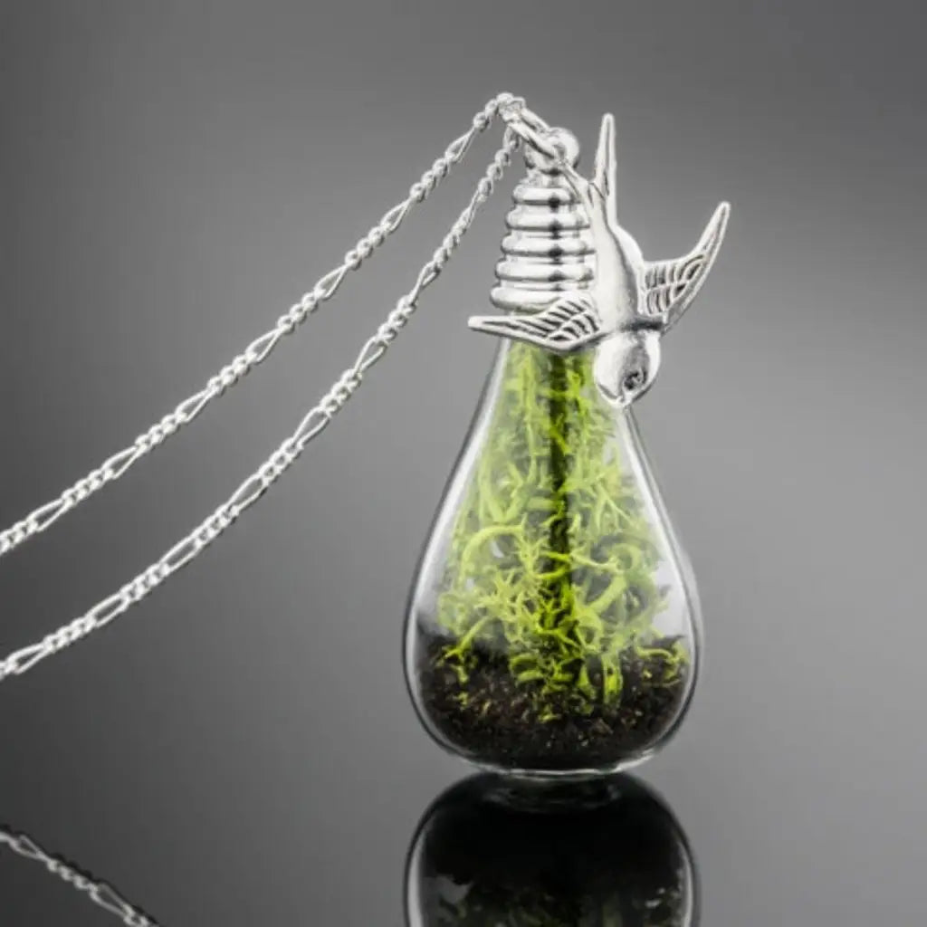 Madamlili echte moss + earth zilveren ketting met zwaluw.