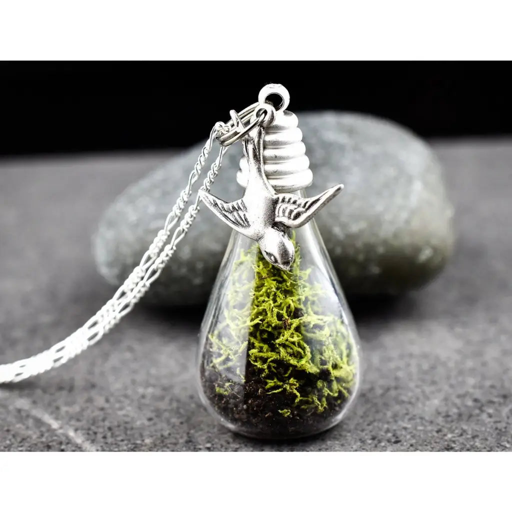 Madamlili echte moss + earth zilveren ketting met zwaluw.