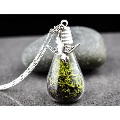 Madamlili echte moss + earth zilveren ketting met zwaluw.