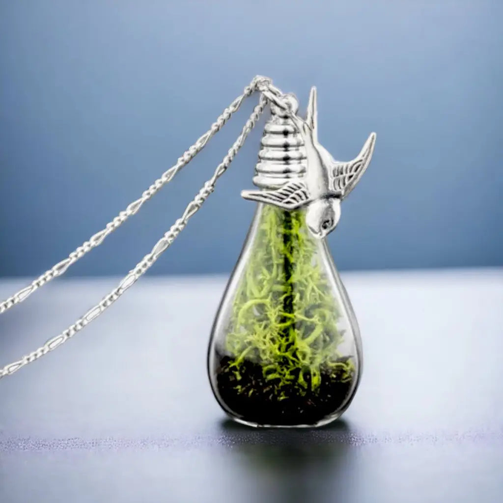 Madamlili echte moss + earth zilveren ketting met zwaluw.