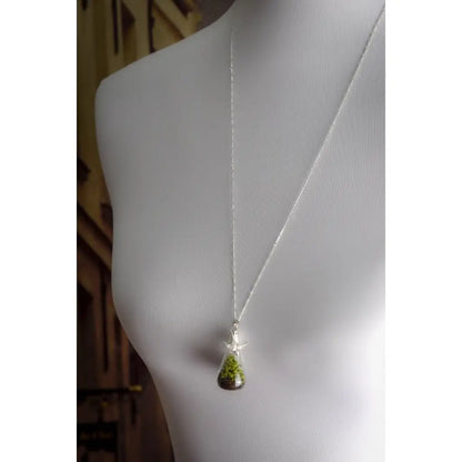 Madamlili echte moss + earth zilveren ketting met zwaluw.