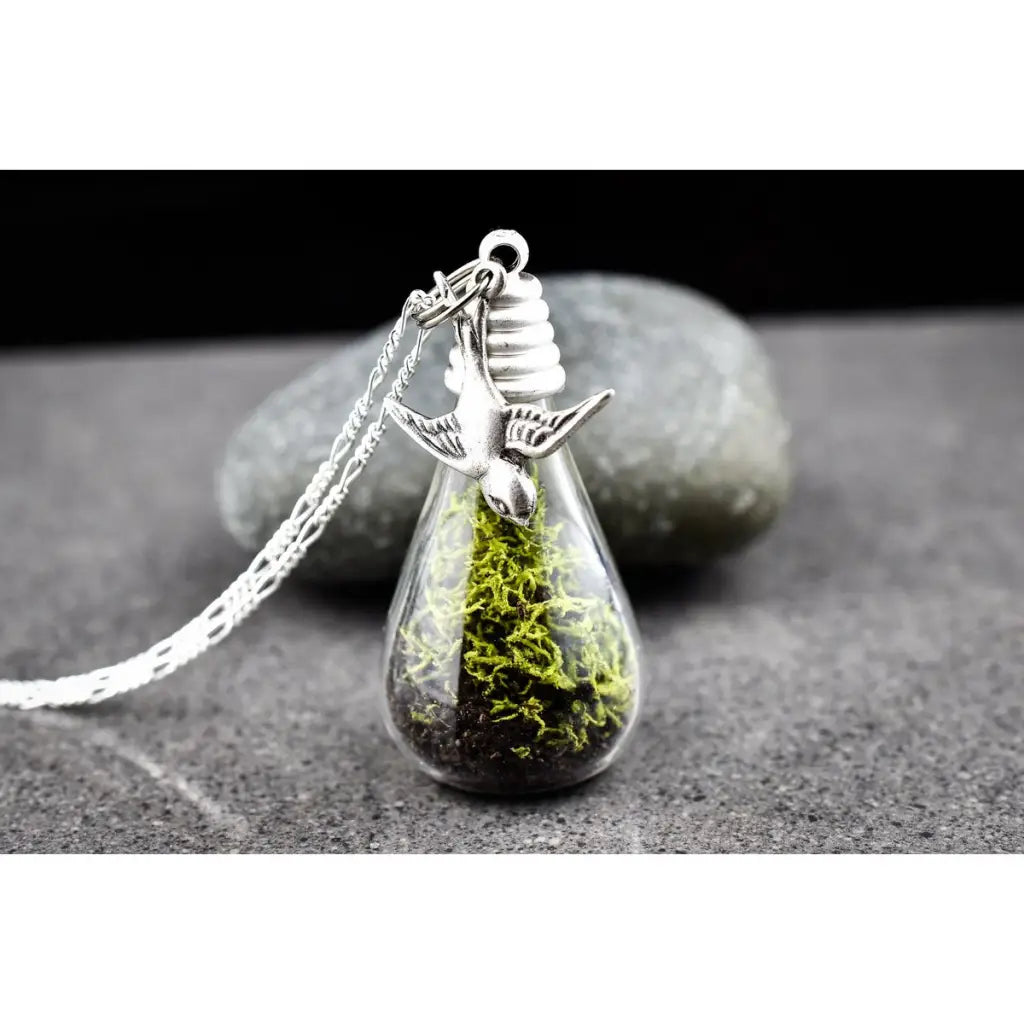 Madamlili echte moss + earth zilveren ketting met zwaluw.
