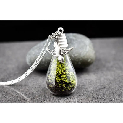 Madamlili echte moss + earth zilveren ketting met zwaluw.