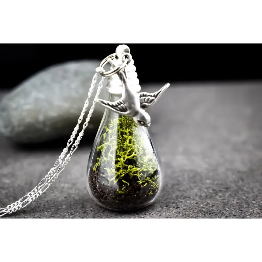 Madamlili echte moss + earth zilveren ketting met zwaluw.