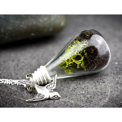 Madamlili echte moss + earth zilveren ketting met zwaluw.