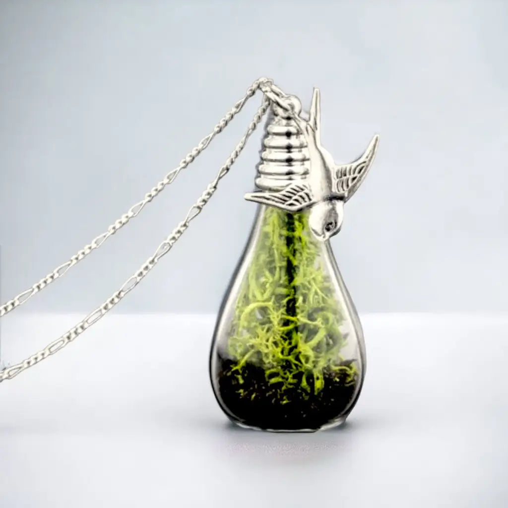 Madamlili echte moss + earth zilveren ketting met zwaluw.