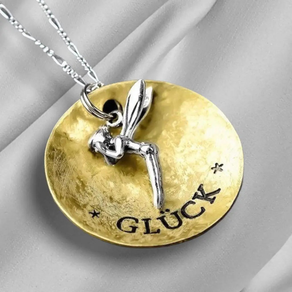 Madamlili geluk gegraveerde ketting met sprookjeshanger