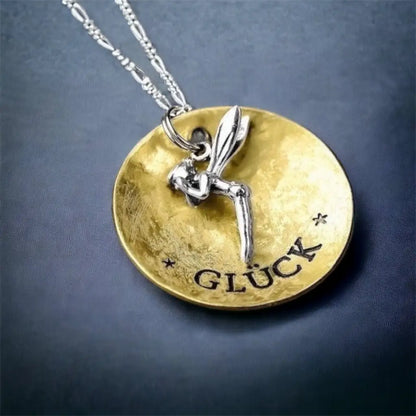 Madamlili geluk gegraveerde ketting met sprookjeshanger