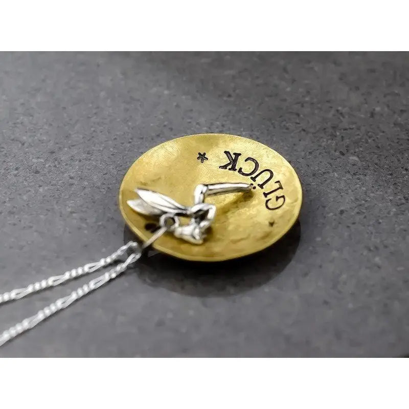 Madamlili geluk gegraveerde ketting met sprookjeshanger