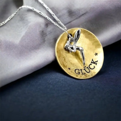 Madamlili geluk gegraveerde ketting met sprookjeshanger