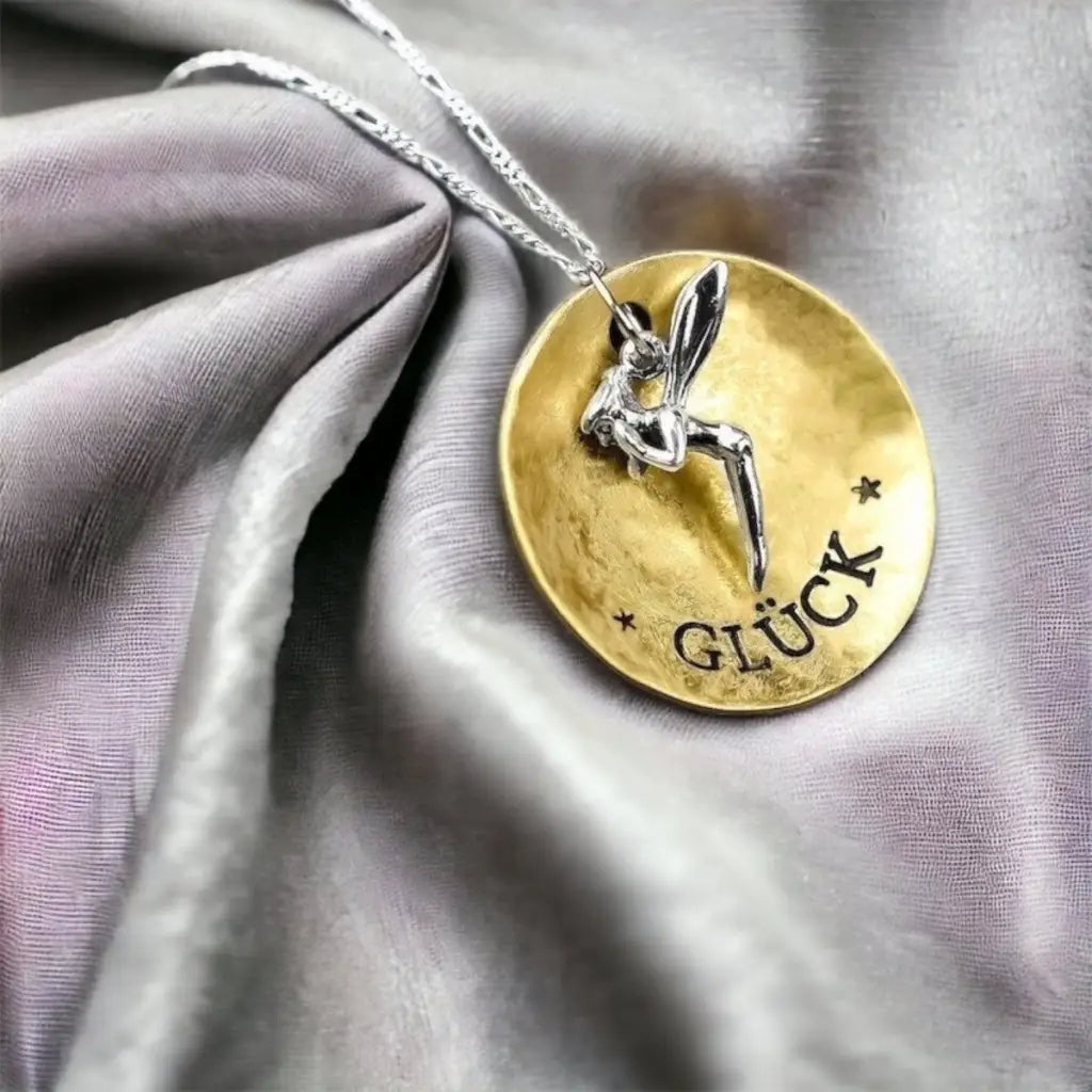 Madamlili geluk gegraveerde ketting met sprookjeshanger