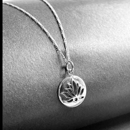 Madamlili ketting met lotushanger - 925 sterling zilver.