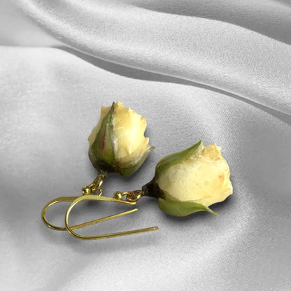Madamlili kleine roosoorbellen gemaakt met echte rozen