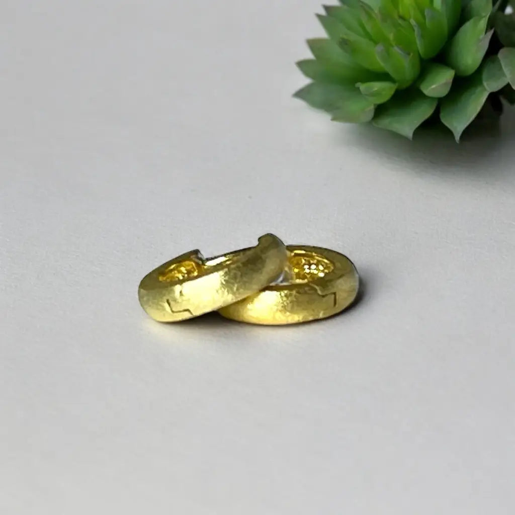 Madamlili matte klassieke huggie-hoepeloorbellen gemaakt