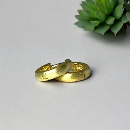 Madamlili matte klassieke huggie-hoepeloorbellen gemaakt