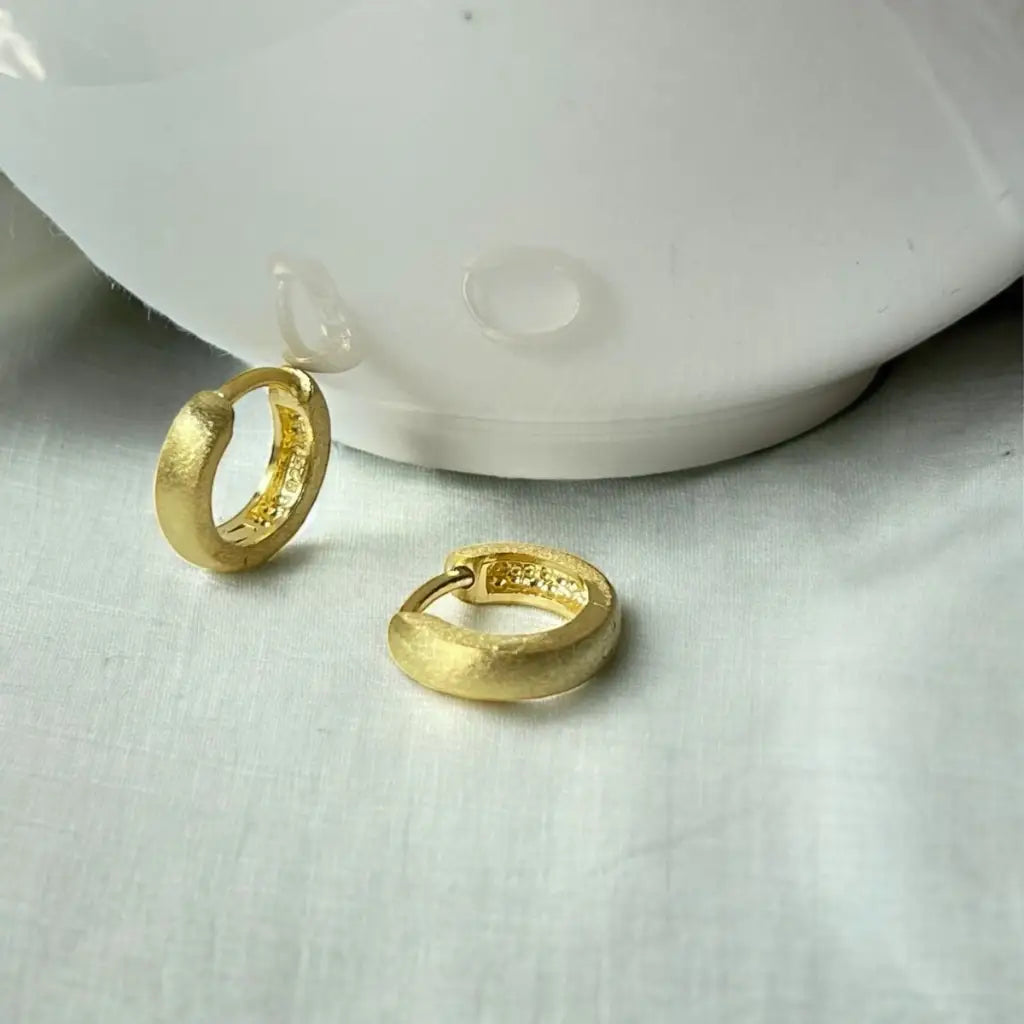 Madamlili matte klassieke huggie-hoepeloorbellen gemaakt