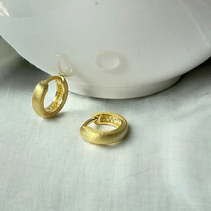 Madamlili matte klassieke huggie-hoepeloorbellen gemaakt