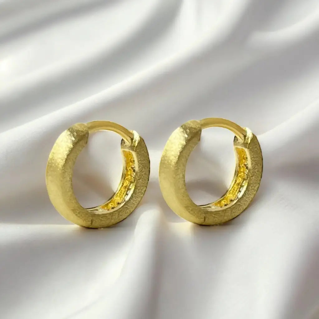 Madamlili matte klassieke huggie-hoepeloorbellen gemaakt