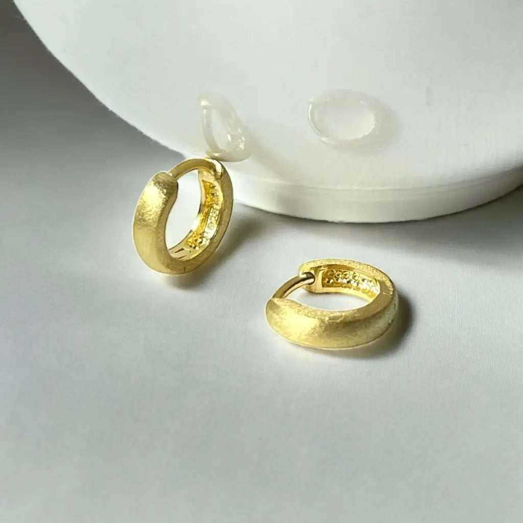 Madamlili matte klassieke huggie-hoepeloorbellen gemaakt