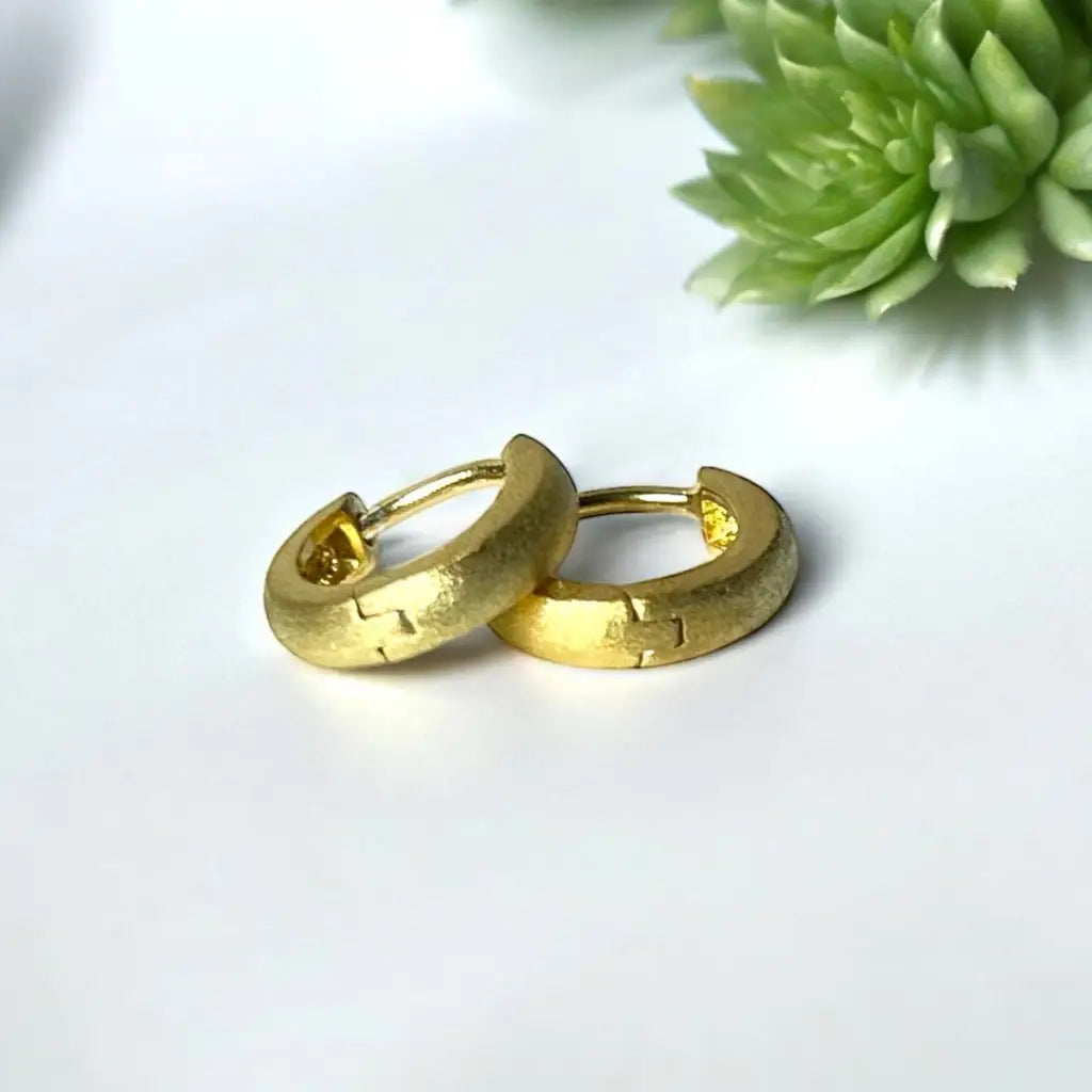 Madamlili matte klassieke huggie-hoepeloorbellen gemaakt