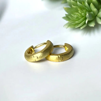 Madamlili matte klassieke huggie-hoepeloorbellen gemaakt