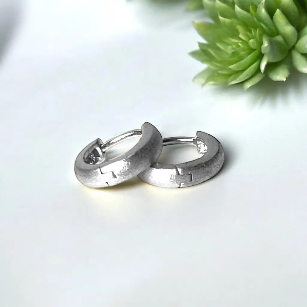 Madamlili matte klassieke huggie hoop earrings gemaakt