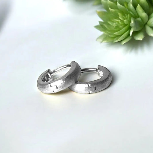 Madamlili matte klassieke huggie hoop earrings gemaakt