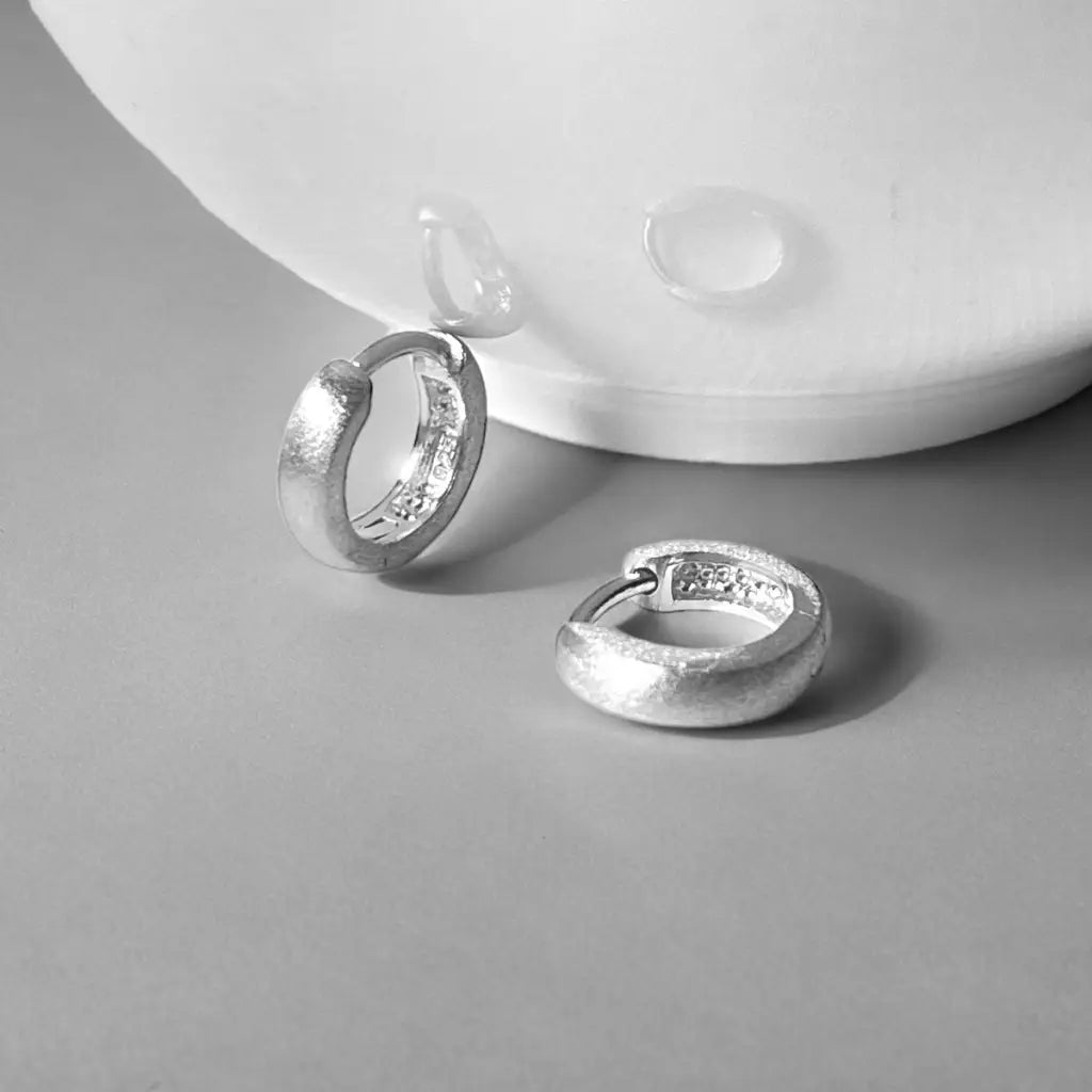 Madamlili matte klassieke huggie hoop earrings gemaakt