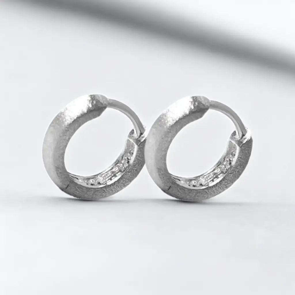 Madamlili matte klassieke huggie hoop earrings gemaakt