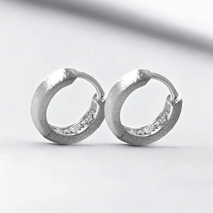 Madamlili matte klassieke huggie hoop earrings gemaakt