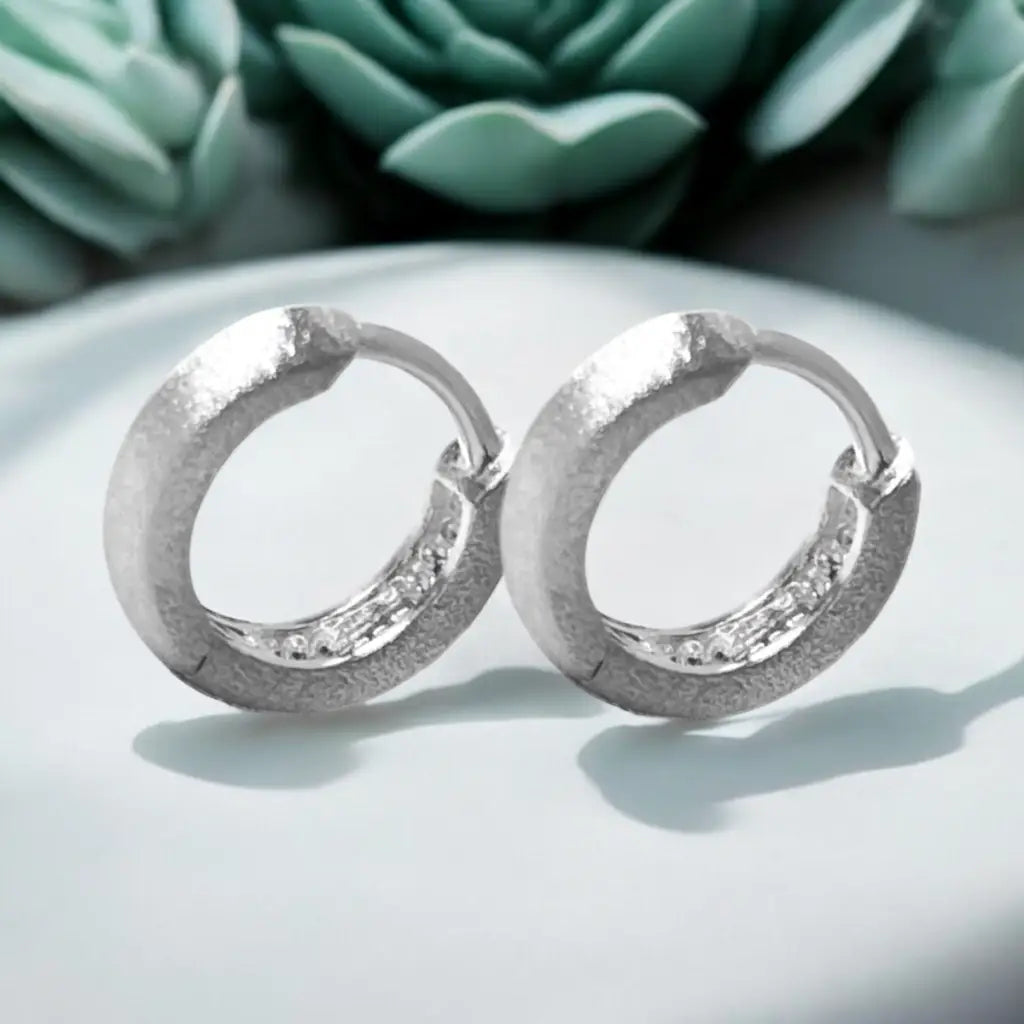 Madamlili matte klassieke huggie hoop earrings gemaakt