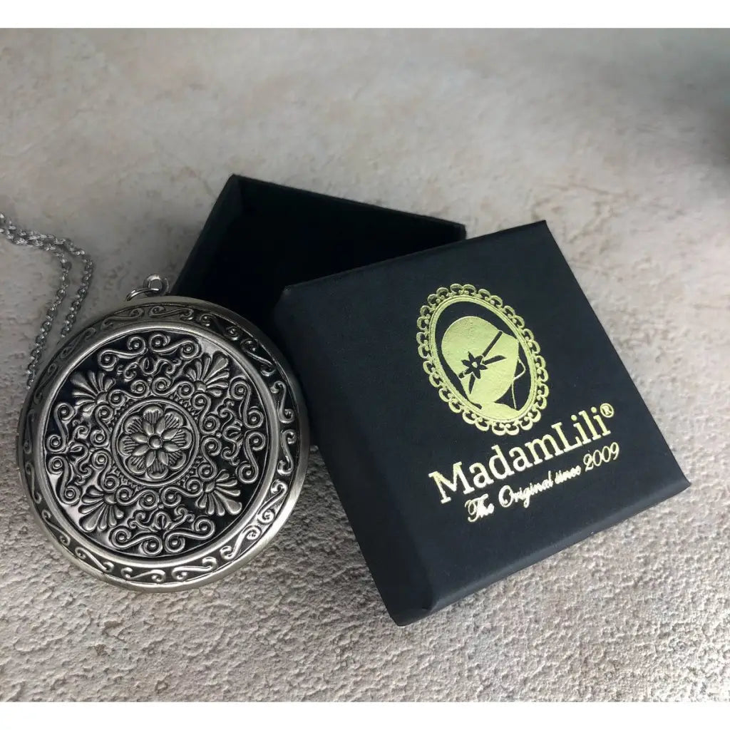 Madamlili medallion. - sieraden