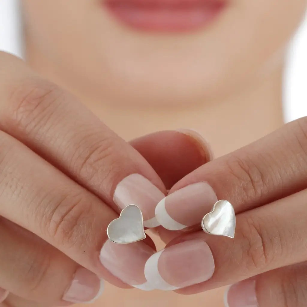 Madamlili parelmoer hart oorknopjes - 925 sterling zilver.