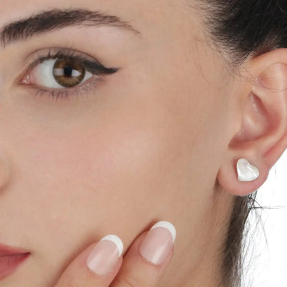 Madamlili parelmoer hart oorknopjes - 925 sterling zilver.