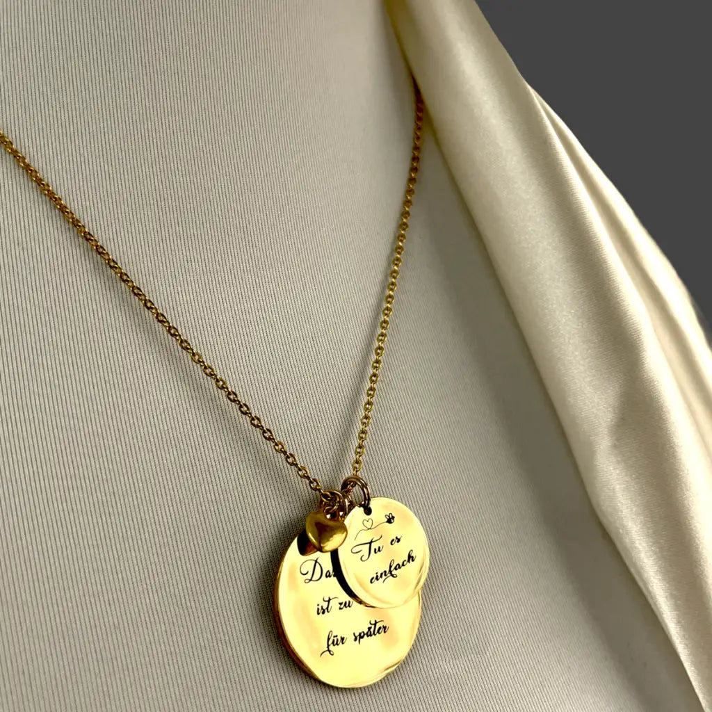 Madamlili personaliseerbare vergulde gegraveerde ketting.