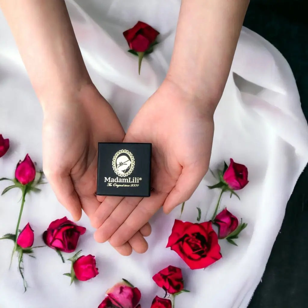 Madamlili sierlijke decoratieve tribale boho-oorbellen.