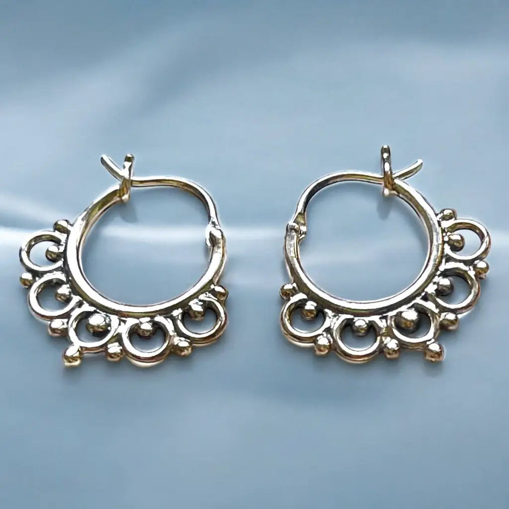 Madamlili sierlijke decoratieve tribale boho-oorbellen.