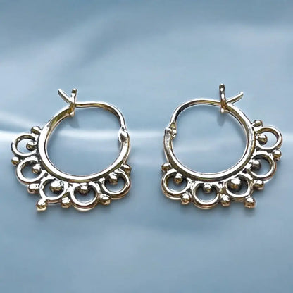 Madamlili sierlijke decoratieve tribale boho-oorbellen.