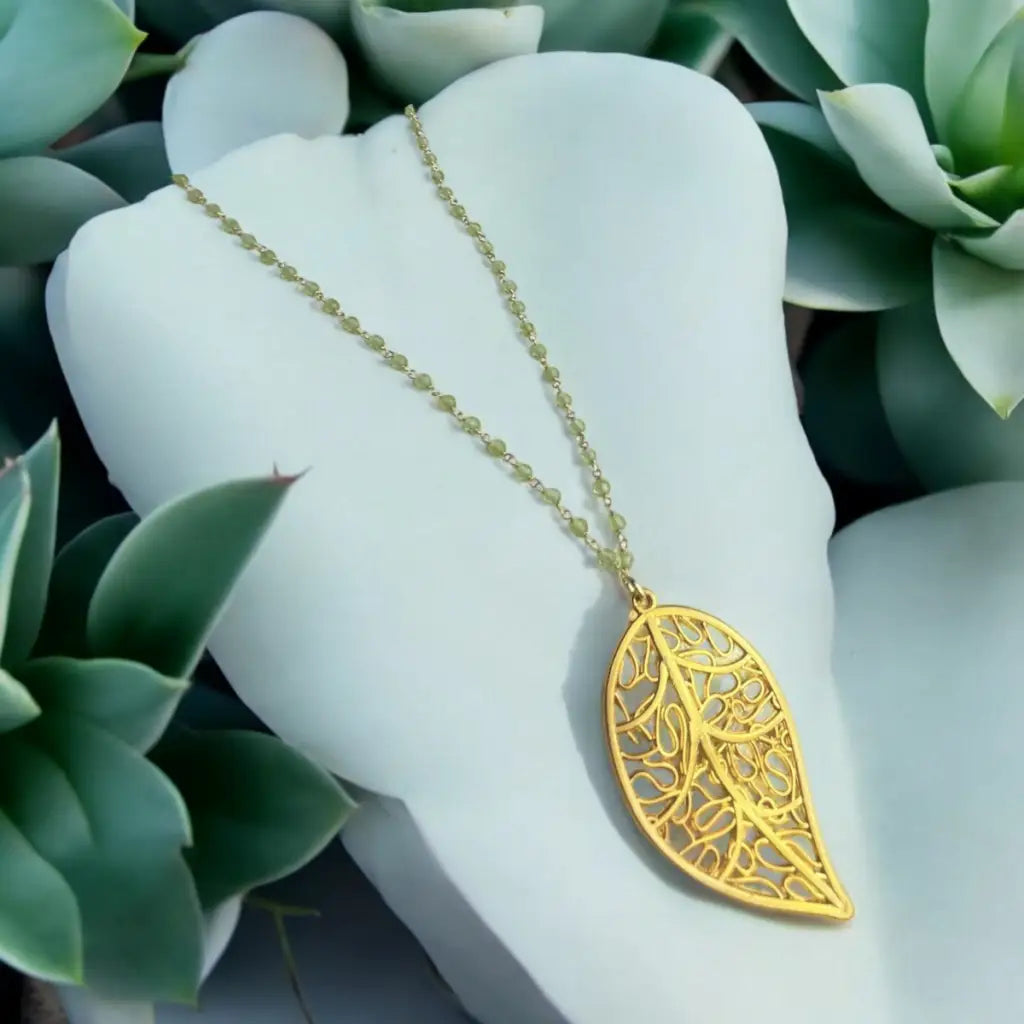 Madamlilinedelstenen halsketting lenteblad met peridot.